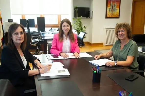 20241001 Reuni&oacute;n Eva Barrio, alcaldesa de Ri&oacute;s, coa conselleira de Medio Rural, Mar&iacute;a Jos&eacute; G&oacute;mez Rodr&iacute;guez, e a directora xeral de AGADER, M&ordf; Paz Rodr&iacute;guez Rivera