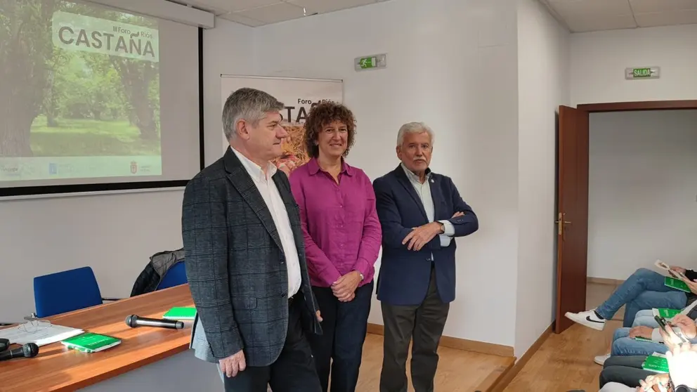 20241004 III Foro da Casta&ntilde;a, inauguraci&oacute;n_ DX Planificaci&oacute;n y&nbsp;Ordenaci&oacute;n Forestal de&nbsp;Medio Rural, Jos&eacute; Luis Chan Rodr&iacute;guez, alcaldesa Ri&oacute;s, Eva Barrio, presidente INORDE, Rosendo Fern&aacute;ndez