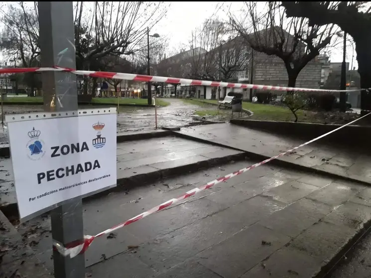 Imagen de la &uacute;ltima vez que se precintaron parques, en la alerta naranja decretada antes de la pandemia tambi&eacute;n por temporal.