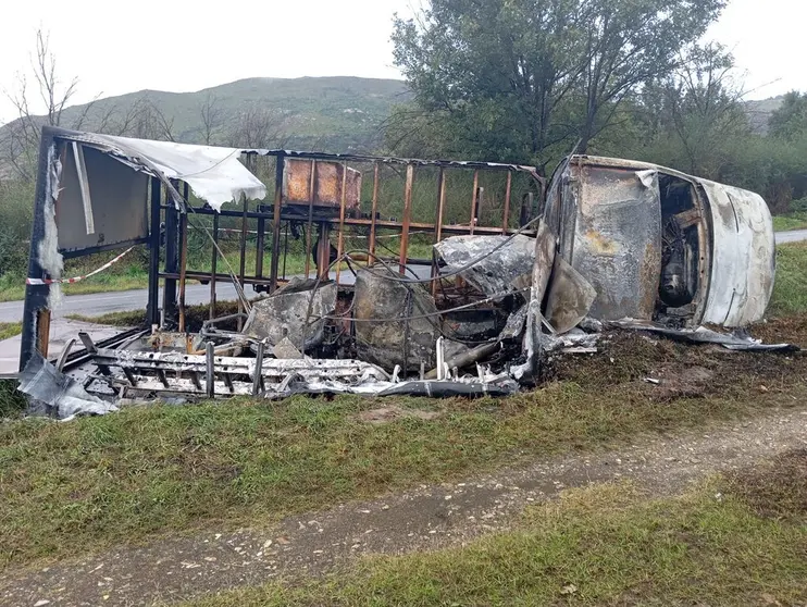 20241009 Cami&oacute;n chatarra encontrado en llamas, carretera San Cibrao-O&Iacute;mbra (1)