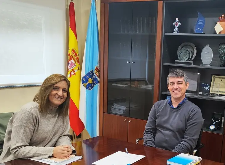 Eva P&eacute;rez Gamote, alcaldesa de Vilardev&oacute;s, con el director de Aguas de Galicia, Roi Fern&aacute;ndez.