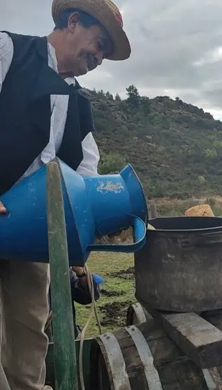 El fallecido Sergio Delemus, en la fiesta de la recreaci&oacute;n del pisado de la uva en O&iacute;mbra. | FOTO: Xos&eacute; Lois Colmenero.
