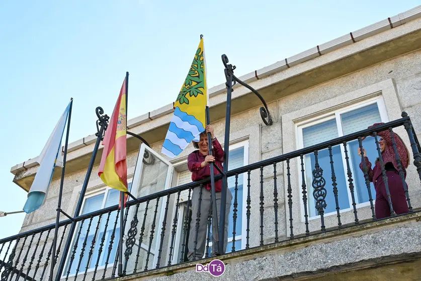 Eva Barrio, alcaldesa do Ri&oacute;s, presentaba o pasado mes de novembro a bandeira do Concello. | FOTO: Noelia Caseiro.