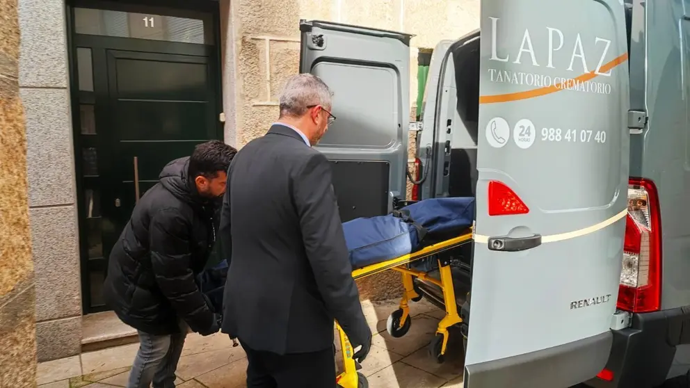 El levantamiento del cad&aacute;ver tuvo lugar poco despu&eacute;s de las 15:00 horas de este martes. | FOTO: Xos&eacute; Lois Colmenero.