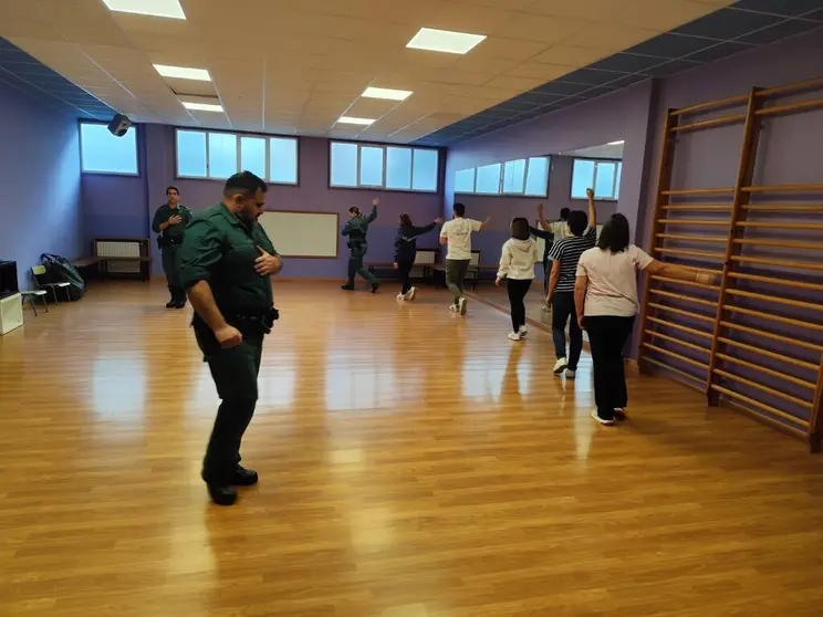 Cuatro agentes de la Guardia Civil formaron en defensa personal a varios sanitarios de la comarca.