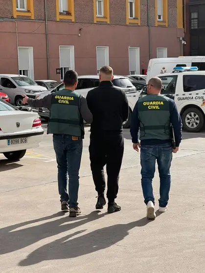 Los agentes de la Guardia Civil de Ver&iacute;n, trasladando al detenido a dependencias policiales.