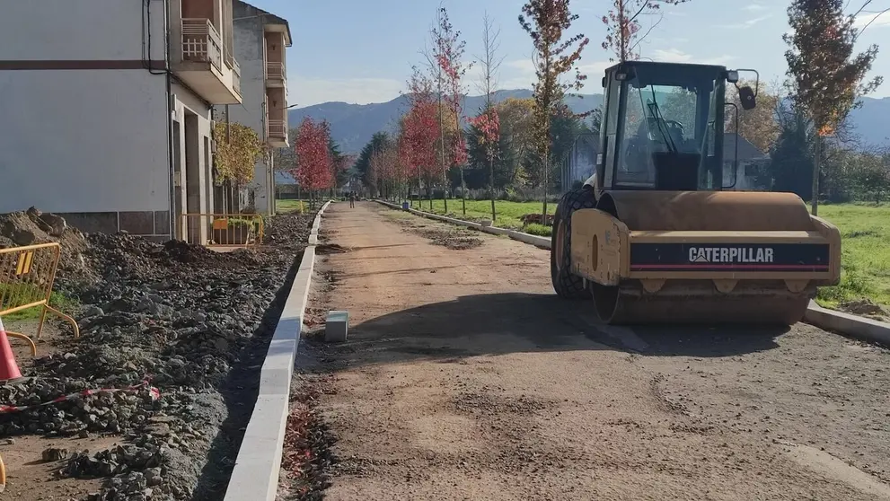 Una apisonadora en la calle que conecta Espido con Fontenova, y que pronto ser&aacute; pavimentada. | FOTO: Xos&eacute; Lois Colmenero.