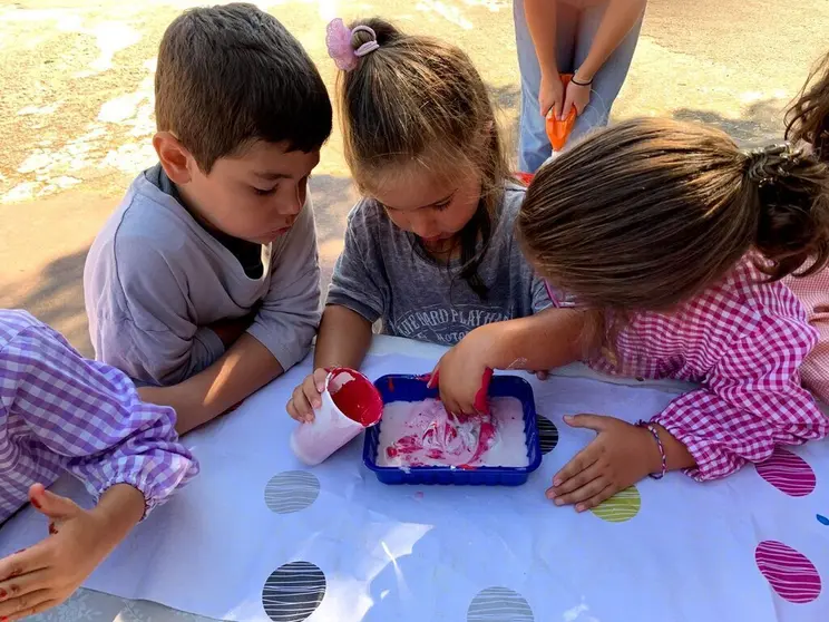 Tres ni&ntilde;os en una de las actividades de la ludoteca de verano del Concello de Ver&iacute;n. | FOTO: Carlos Montero.