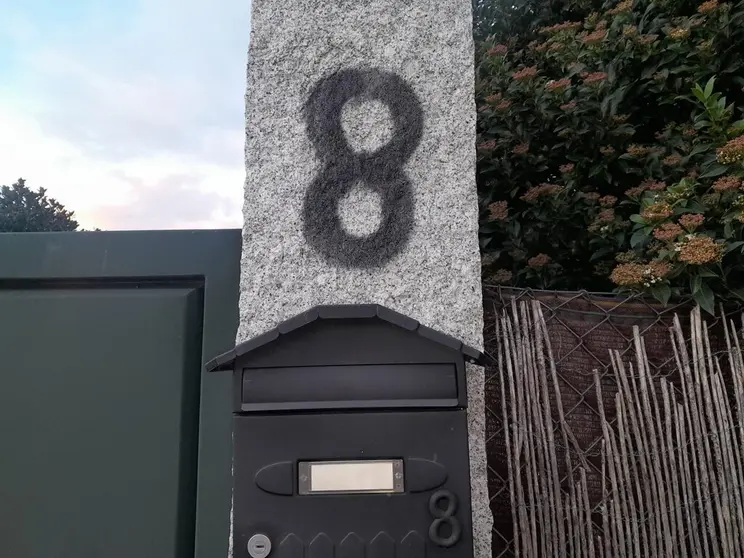 El n&uacute;mero 8 que hall&oacute; la propietaria de esta vivienda en Pazos, este mi&eacute;rcoles por la ma&ntilde;ana.