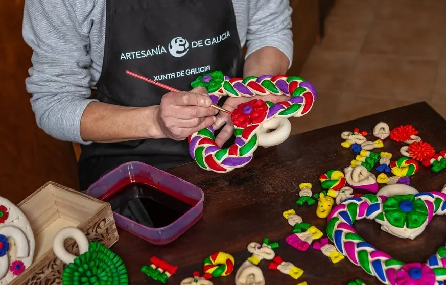 Elaboraci&oacute;n de sanandresi&ntilde;os, con el artesano Jorge Bell&oacute;n.