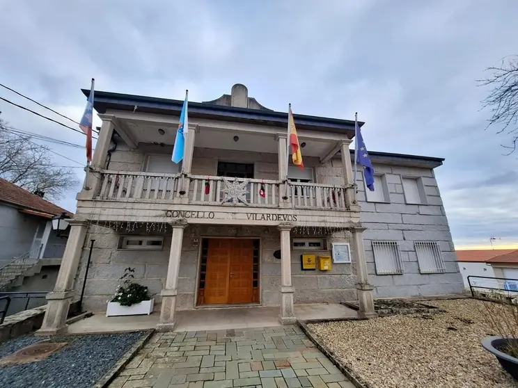 Fachada del Concello de Vilardev&oacute;s en 2024.