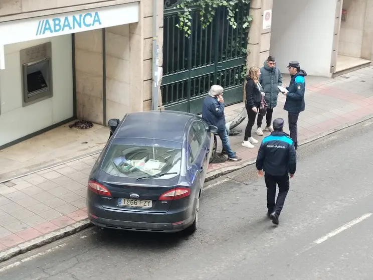 El veh&iacute;culo de la imagen impact&oacute; contra un edificio intentando evitar la colisi&oacute;n con otro autom&oacute;vil.