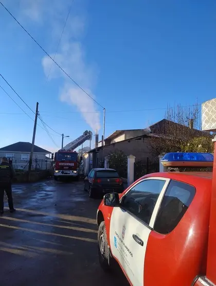 20241227 incendio chimenea bustelo, vilardev&oacute;s_sucesos