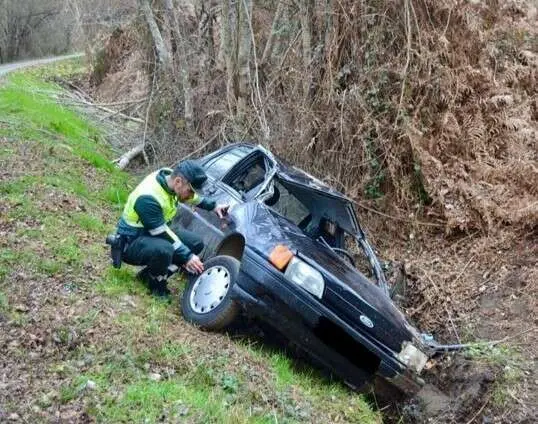 Un agente de la Guardia Civil de Tr&aacute;fico inspecciona el veh&iacute;culo horas despu&eacute;s del accidente.