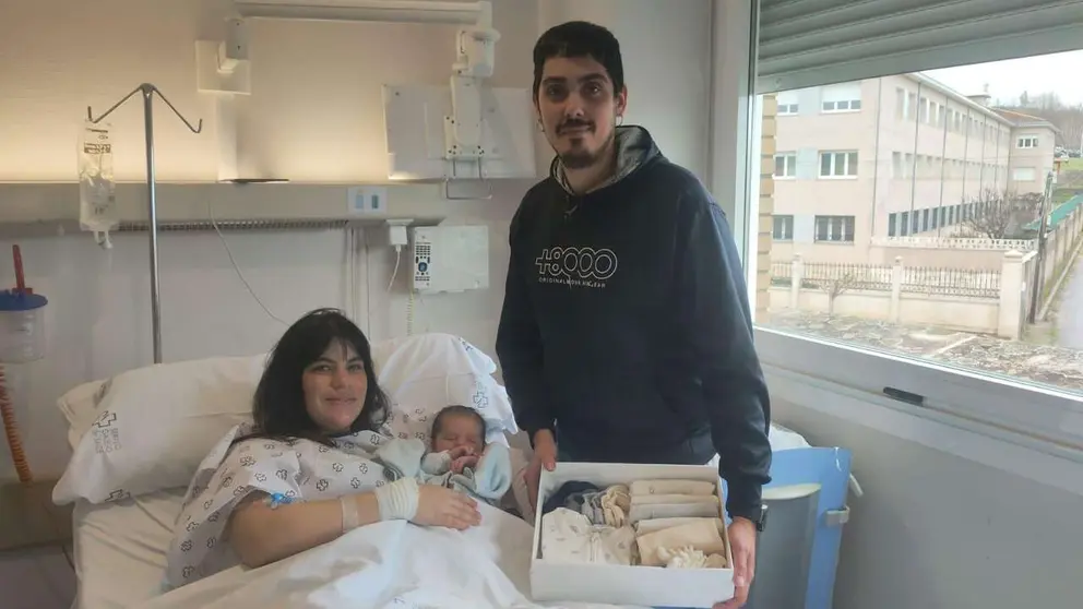 Iria, la peque&ntilde;a Alanna e Iv&aacute;n, en el hospital de Ver&iacute;n.