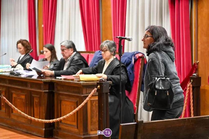 Momento en el que la acusada aceptaba la pena impuesta. | FOTO: Noelia Caseiro.