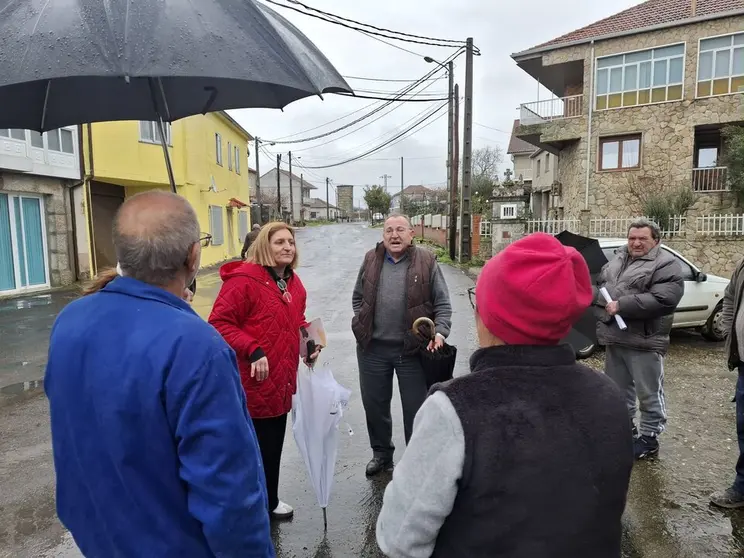 Eva P&eacute;rez, alcaldesa de Vilardev&oacute;s, junto a vecinos en Vilarello da Cota FOTO | Mar&iacute;a Dosantos.