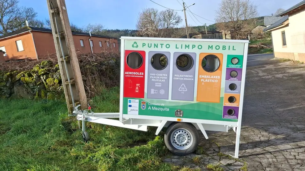 Remolque de reciclaje ubicado en el Concello de A Mezquita