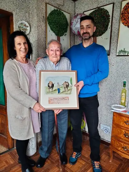 Domingo P&eacute;rez Salgado junto a su familia en su 100 cumplea&ntilde;os.