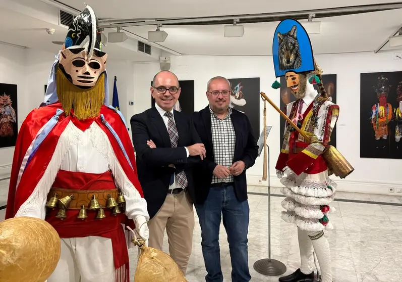 Luis Ramos, o director da Casa de Galicia en Madrid, co vicepresidente segundo da Deputaci&oacute;n, C&eacute;sar Fern&aacute;ndez; ambos entre unha pantalla e un cigarr&oacute;n.