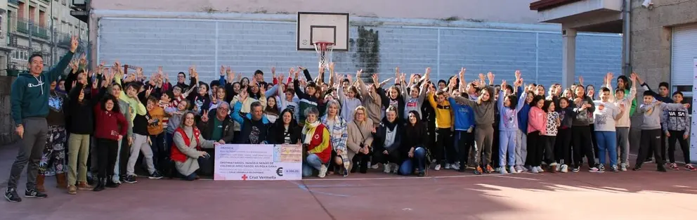 Alumnado de Ver&iacute;n y Viana durante la entrega del cheque a Cruz Vermella dentro de la campa&ntilde;a 'Con V de Valencia'.