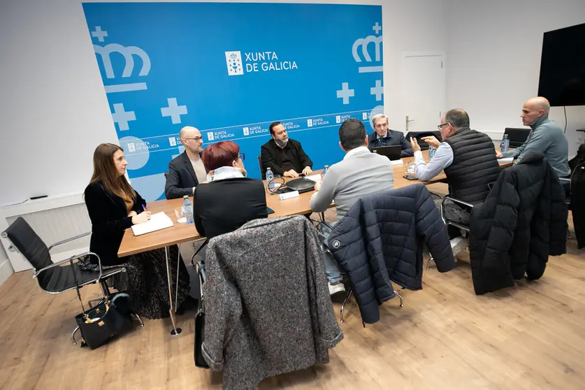 A conselleira do Medio Rural, Mar&iacute;a Jos&eacute; G&oacute;mez, acompa&ntilde;ada polo director da Axencia Galega da Calidade Alimentaria, Mart&iacute;n Alemparte, mantern unha reuni&oacute;n con representantes dos consellos reguladores das denominaci&oacute;ns de orixe vitivin&iacute;colas de Galicia.
