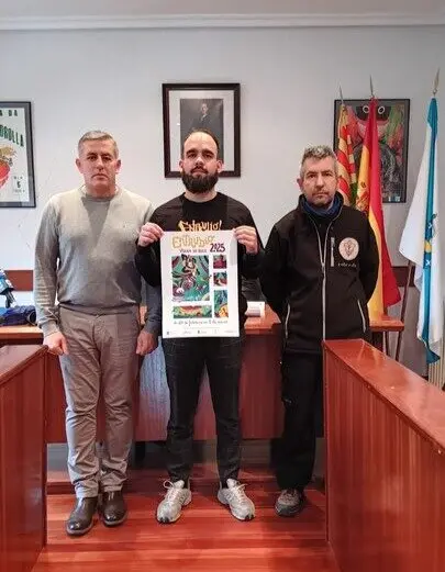 Ganador del cartel del Entrudio 2025 junto a representantes del Concello de Viana do Bolo