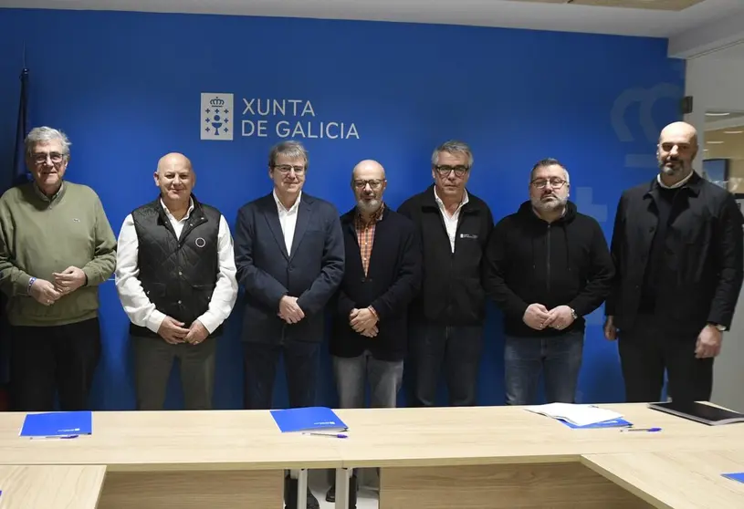 Manuel Rodr&iacute;guez, el Director Xeral de Montes -tercero por la derecha-, con el resto de convocados a la reuni&oacute;n.