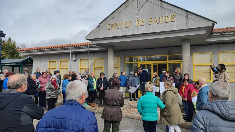 20250224 Concentraci&oacute;n A Mezquita pola falta de m&eacute;dico