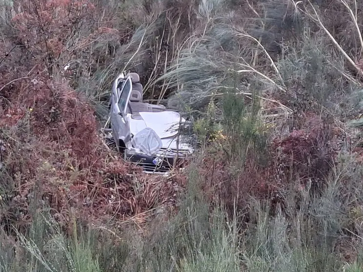 20250225 Accidente Vilardev&oacute;s, enlace con la A52, barranco (2)