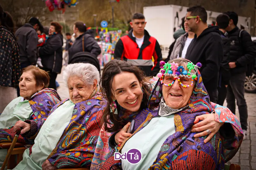 Archivo: Los mayores de la residencia Solleira disfrutando de un desfile. | FOTO: Anabel G. Sim&oacute;n.