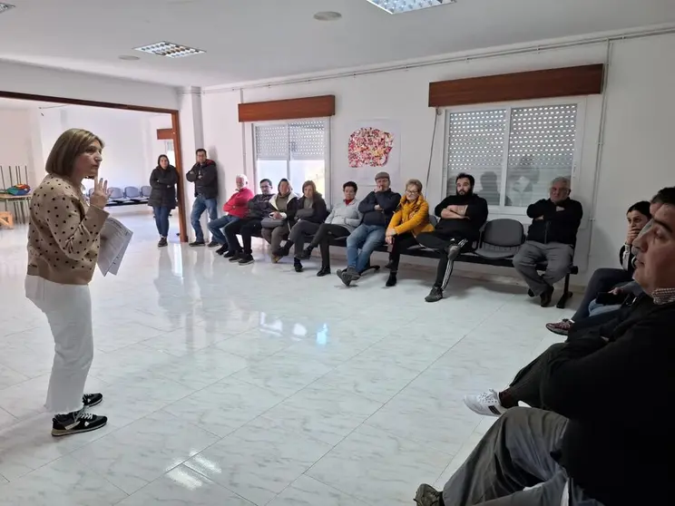 La alcaldesa de Vilardev&oacute;s durante su reuni&oacute;n con comerciantes del Concello