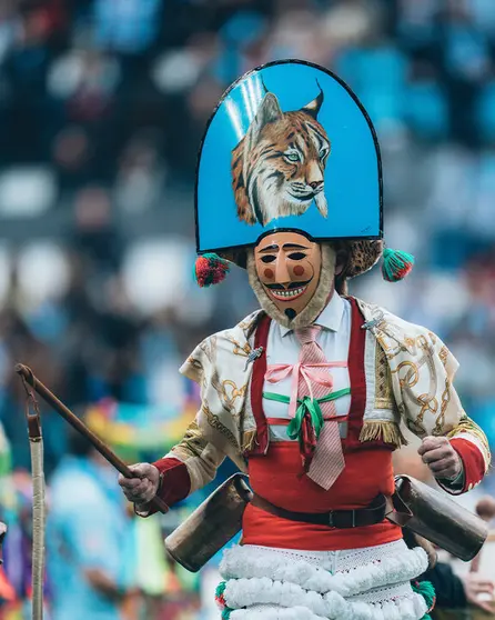 Un cigarr&oacute;n corriendo por Bala&iacute;dos, en el homenaje del Celta al Entroido gallego. | FOTO: RC Celta de Vigo.