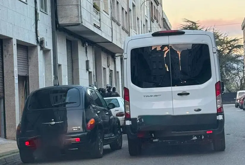 Agentes de la Guardia Civil accediendo al domicilio en Ver&iacute;n