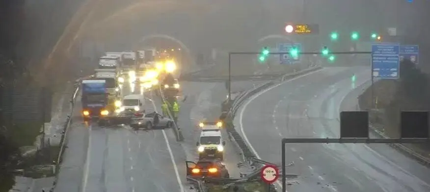 Imagen del accidente ocurrido en la A-52 extra&iacute;da de las c&aacute;maras de la DGT.