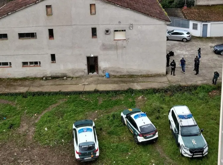 Varios agentes, en la vivienda registrada a la altura del 115 de la avenida de Portugal. 20250319 Operaci&oacute;n antidroga en Ver&iacute;n
