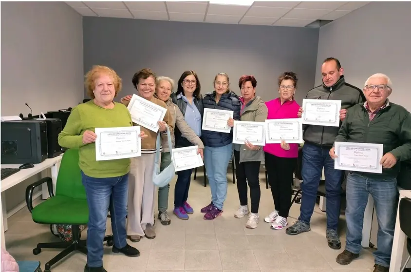 Alumnado de los cursos de capacitaci&oacute;n digital en O&iacute;mbra y O Rosal.
