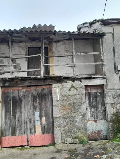 Estado da Casa Reitoral de Vilardecervos, no Concello de Vilardev&oacute;s.