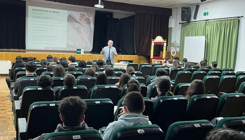 20250325 JEs&uacute;s Manuel Garc&iacute;a, director UNED OU, explica IES Ver&iacute;n, Taboada Chivite