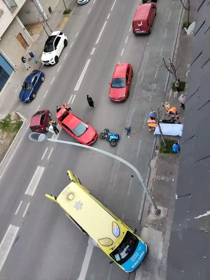 Los servicios sanitarios prestan atenci&oacute;n al motorista accidentado en la colisi&oacute;n.