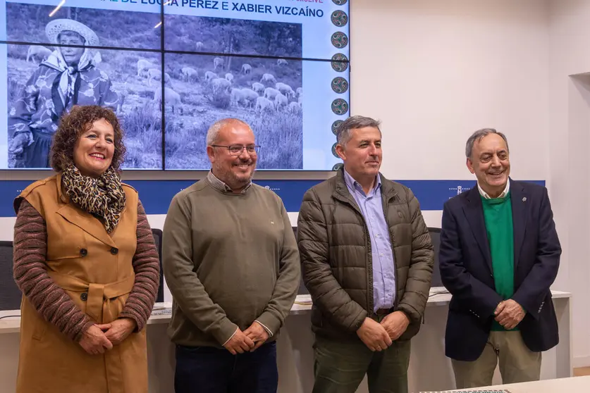 20250407 Festival Medieval Viana do Bolo, presentaci&oacute;n: De esquerda a dereita: Mar&iacute;a Jes&uacute;s Movilla, presidenta da Coral Candea de Viana, C&eacute;sar Fern&aacute;ndez, deputado de Cultura,  Marcos Mart&iacute;nez, concelleiro de Cultura de Viana do Bolo, e , Xos&eacute; Lois Foxo, director da Escola Provincial de Gaitas.