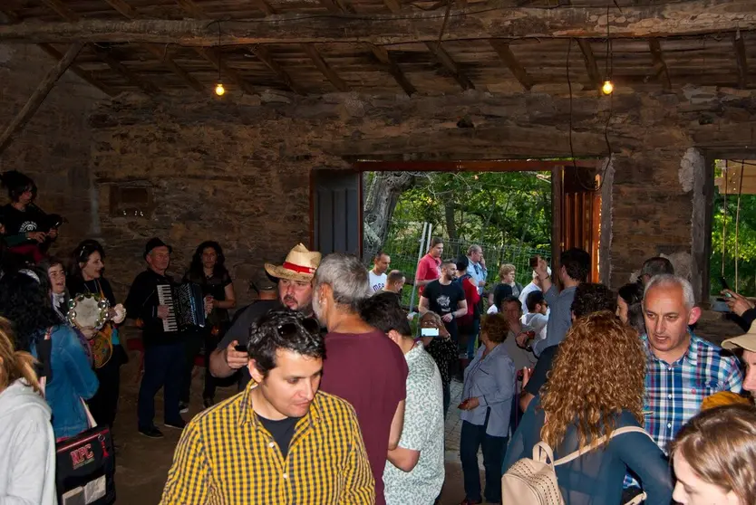 Los tres ingredientes perfectos: Vino, comida y m&uacute;sica tradicional, en una de las Covas de Seadur. | FOTO: Facebook As Covas de Seadur