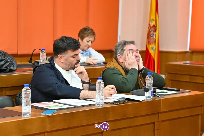 Gerardo Seoane, llev&aacute;ndose las manos a la cara en el pleno de la Mancomunidad de este martes. | FOTO: Noelia Caseiro.