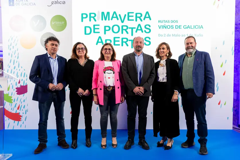 Ana Mar&iacute;a Villarino, de rosa, represent&oacute; a la comarca de Monterrei en la presentaci&oacute;n.