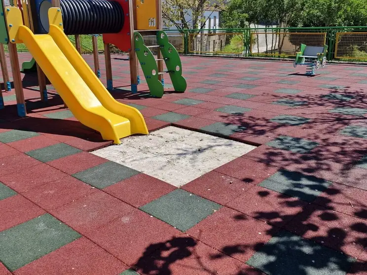 Lousas levantadas no parque infantil de Vilardev&oacute;s | FOTO: Concello de Vilardev&oacute;s.