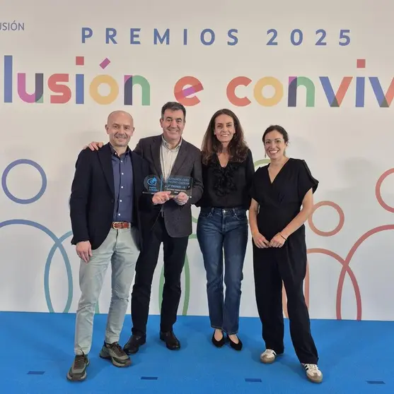 20250424 IES Xes&uacute;s Taboada Chivite recolle premio convivencia 0acoso escolar 2025 C&eacute;sar S&aacute;nchez, Rom&aacute;n Rodr&iacute;guez, conselleiro, Judith Fern&aacute;ndez, DX Innovaci&oacute;n educativa