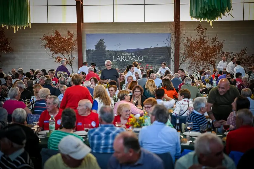 El pabell&oacute;n local alberg&oacute; a m&aacute;s de 750 personas para dar cuenta de un exquisito manjar local: el cordero. | FOTO: Noelia Caseiro.