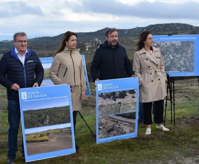 Desde la izquierda. Manuel Pardo, delegado de la Xunta; Mar&iacute;a Jos&eacute; G&oacute;mez, conselleira, y el alcalde Luciano Rivero.