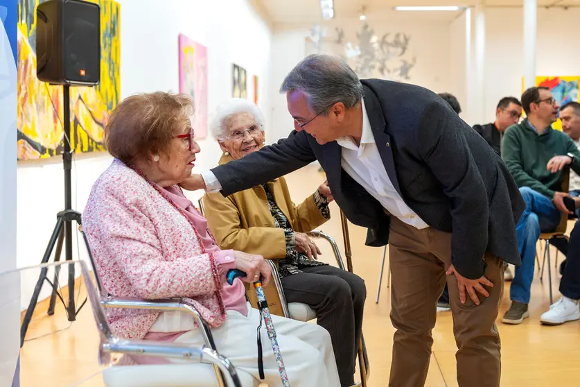 &ldquo;OURENSE, CLAVE DA LONXEVIDADE. O FEN&Oacute;MENO DAS PERSOAS CENTENARIAS&rdquo;
O presidente provincial, Luis Menor, interv&eacute;n na xornada de presentaci&oacute;n do estudio &ldquo;Ourense, clave da lonxevidade. O fen&oacute;meno das persoas centenarias&rdquo;. No Centro Cultural Marcos Valc&aacute;rcel. Tam&eacute;n participan Robero Fernandez  e Pablo Garc&iacute;a (responsables do estudo) e as centenarias Laura Fern&aacute;ndez e Elisa Soria.