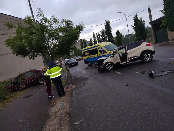 La colisi&oacute;n envi&oacute; a uno de los veh&iacute;culos intervinientes fuera de la calzada.